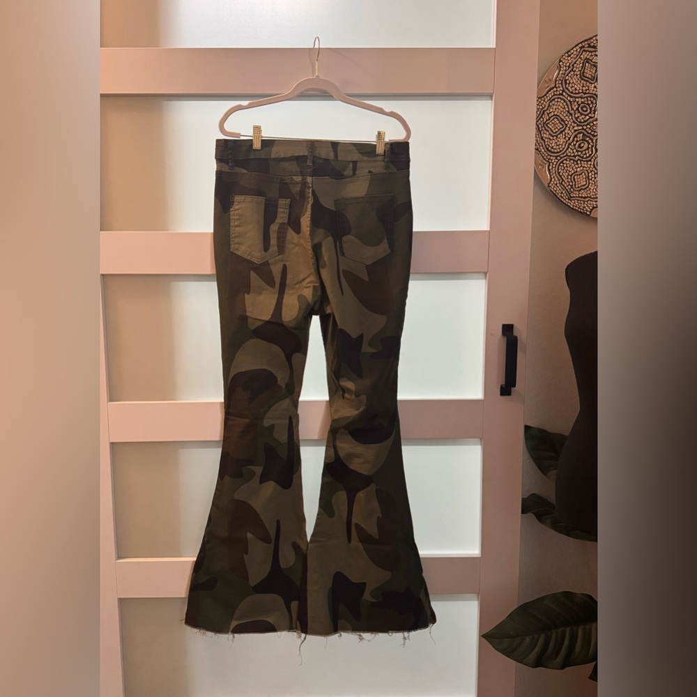 High-Waist Camo Flare Pants with Distressed Knees - Olive Green - Picture 4 of 5